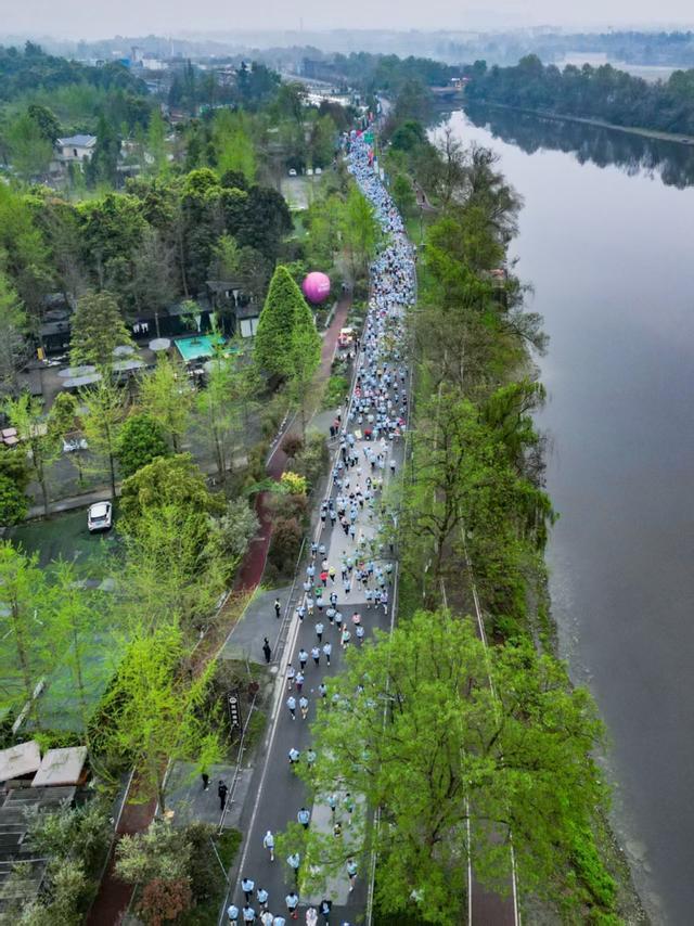 开云官网-成都:一场“小村跑”,一篇“大文章”